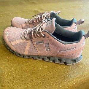 On Cloud 5 Waterproof Sneakers. Worn once.